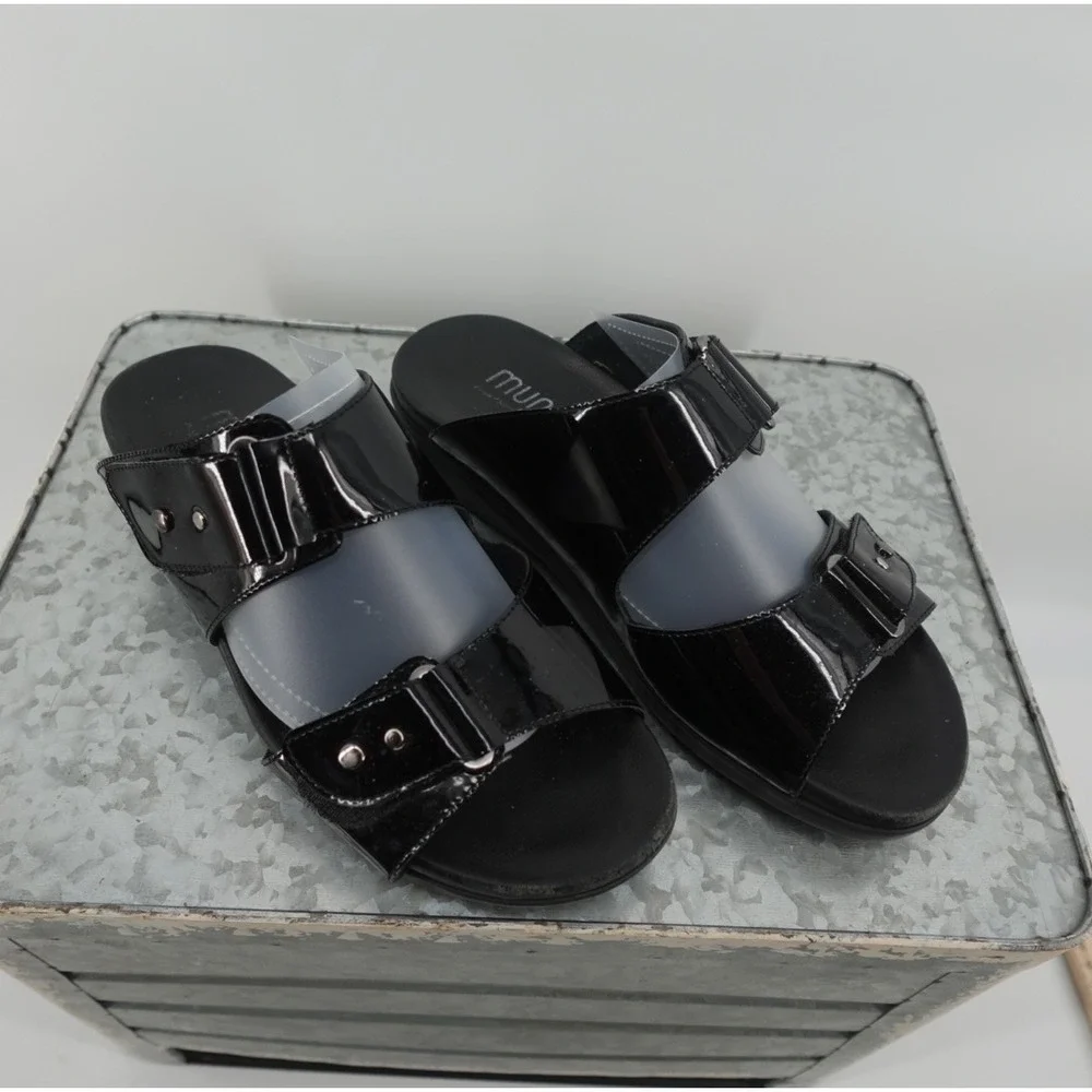 Munro American Black Patent Leather Slide Sandals Studded Straps Womens 8 M 6051